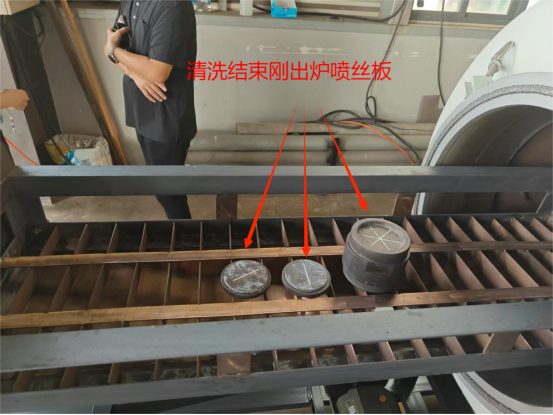 清洗结束刚出炉的喷丝板